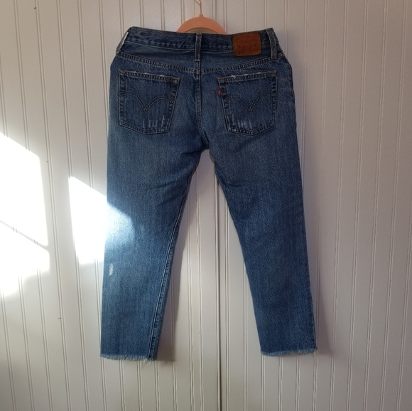 501 Levi's Medium Wash Distressed Button Fly Levi's Jeans. - Picture 7 of 15